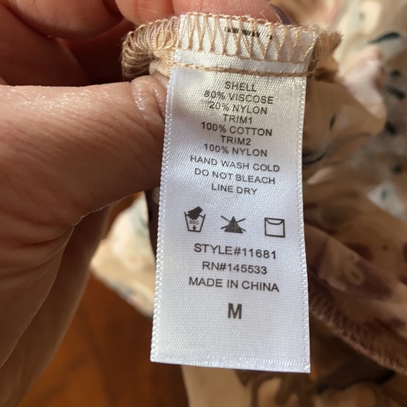 EUC Beautiful Sheer cover with velvet flowers with gold trim - Picture 5 of 5